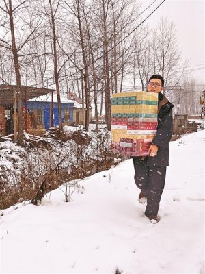 送货员冒雪为零售香烟客户送货