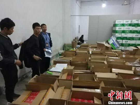 警方捣毁假烟仓库 庾杰伟 摄 警方捣毁假烟仓库 庾杰伟 摄