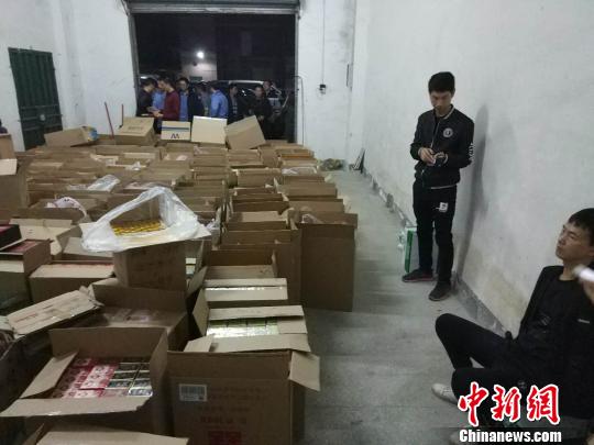 警方捣毁假烟仓库 庾杰伟 摄 警方捣毁假烟仓库 庾杰伟 摄