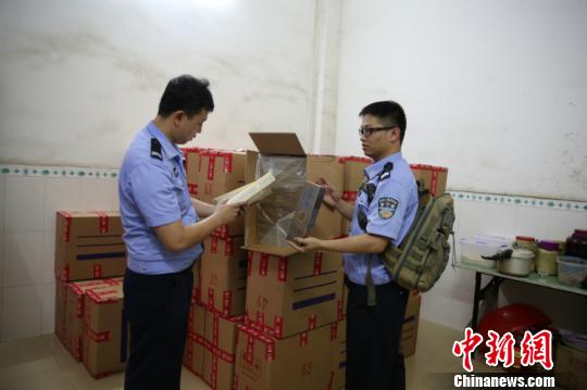 图为查获的重新包装成箱的香烟 龚哲颖 摄 图为查获的重新包装成箱的香烟 龚哲颖 摄