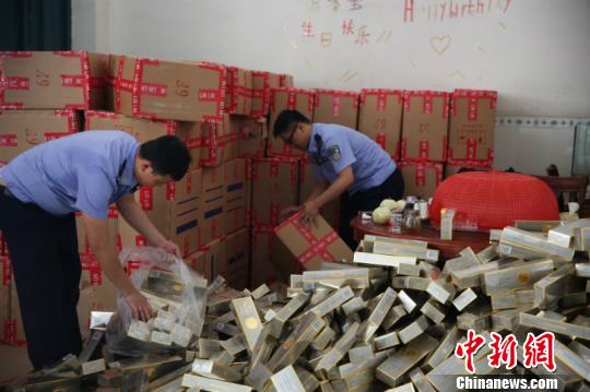 图为查获的成堆零散的香烟 龚哲颖 摄 图为查获的成堆零散的香烟 龚哲颖 摄