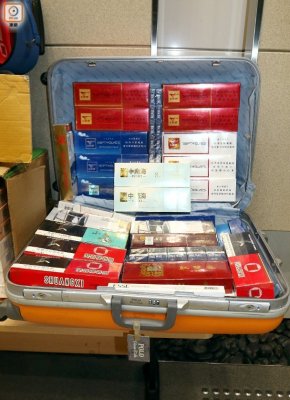 香港海关4日破获一起三万支走私烟案件 约44万元货