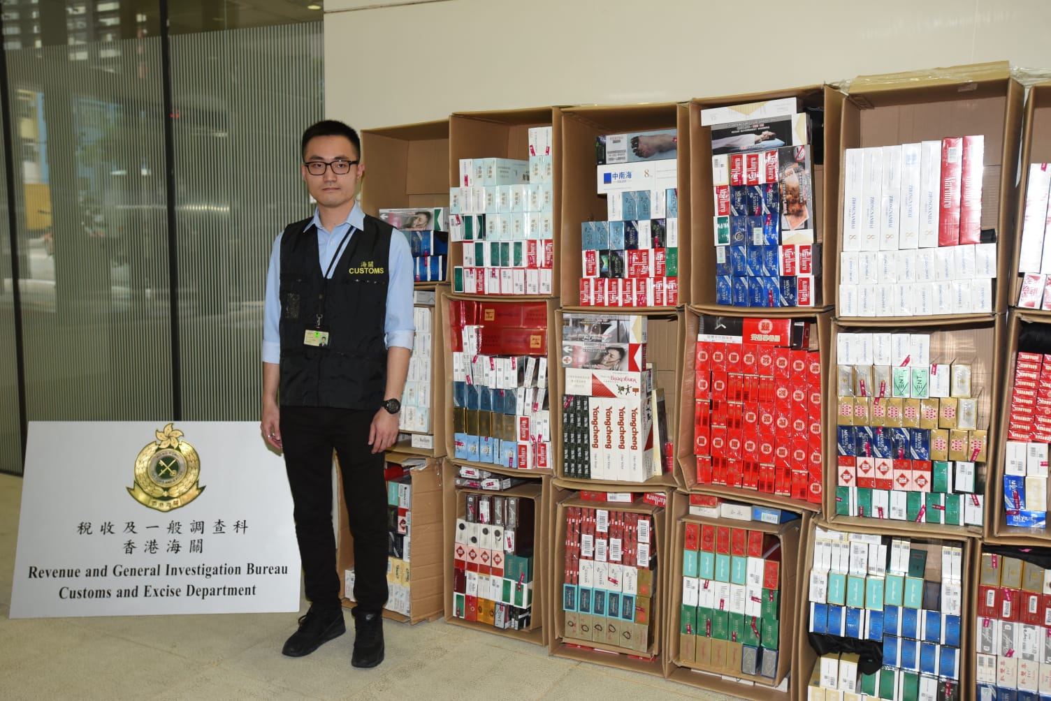 海关检获13.2万支疑私烟,价值36万元。