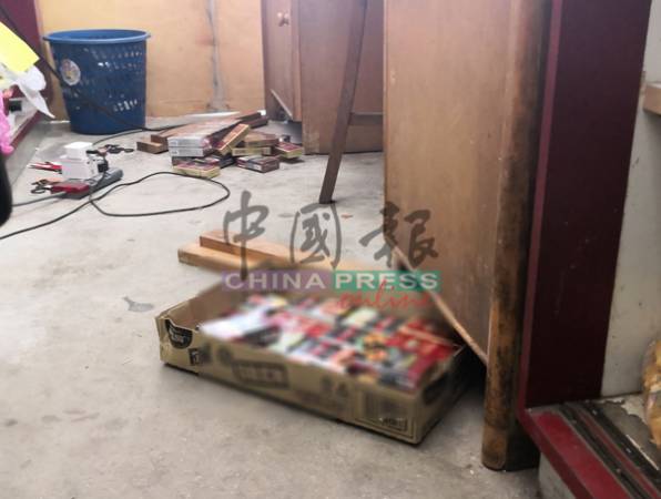 嫌犯将私烟藏在柜台底下的暗格内,并以木材盖住暗格。