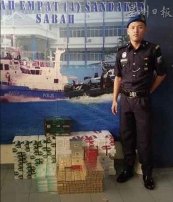  货卡司机弃车逃·警充公市值11万私烟