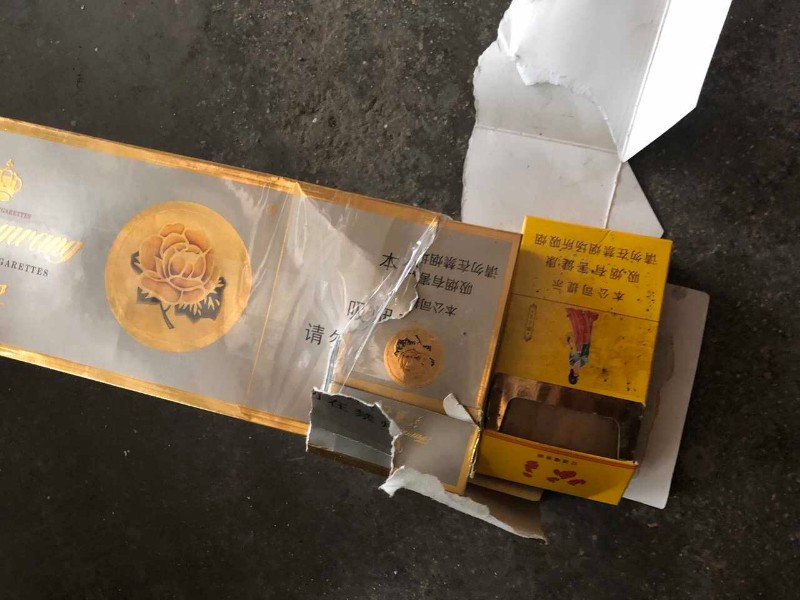 老奶奶小卖部拆开一条芙蓉王 里面全是空烟盒