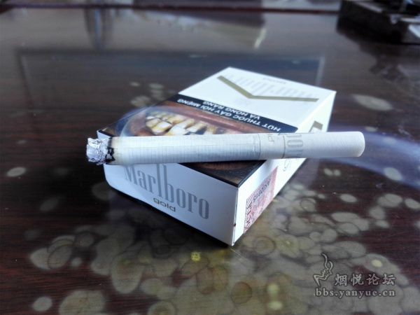 越南(硬白金)万宝路完税版品鉴:综合品质高于越南硬红