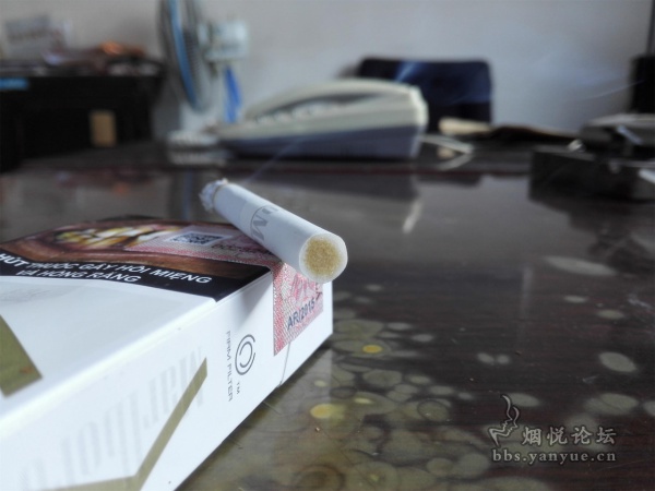 越南(硬白金)万宝路完税版品鉴:综合品质高于越南硬红