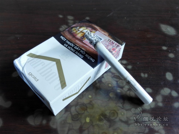 越南(硬白金)万宝路完税版品鉴:综合品质高于越南硬红