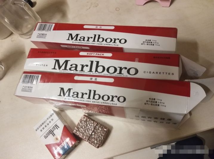 万宝路香烟为什么抽起来有一股脚臭味儿?