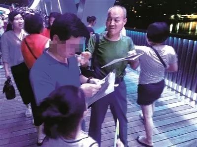 这个到处“抢”烟的人,有多少烟民知道他?
