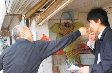 这个到处“抢”烟的人,有多少烟民知道他?