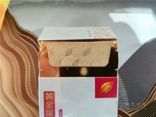 黄金叶(小黄金)香烟品评:包装素雅 口感普通 没什么亮点