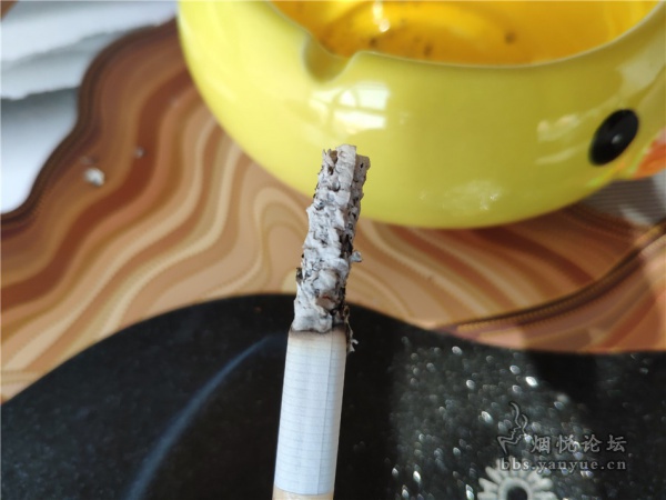 黄金叶(小黄金)香烟品评:包装素雅 口感普通 没什么亮点