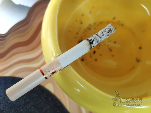 黄金叶(小黄金)香烟品评:包装素雅 口感普通 没什么亮点