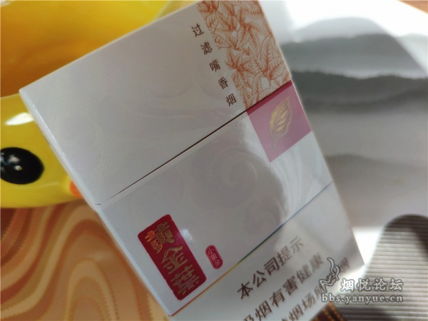 黄金叶(小黄金)香烟品评:包装素雅 口感普通 没什么亮点