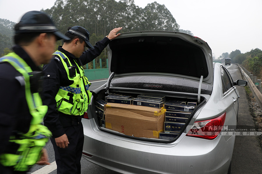 广西高速交警查获一走私香烟车辆 司机弃车逃跑