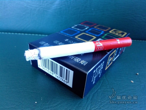 黄金叶(大M)品鉴:陈皮味爆珠设计 包装五彩斑斓吸引非主流烟民
