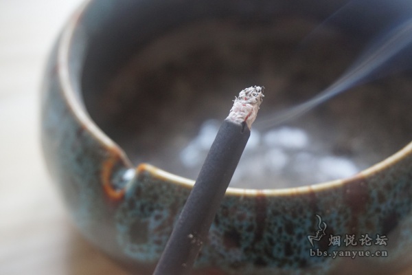 云烟(黑金印象)品鉴:颠覆传统 设计惊艳 爆珠加强烟香
