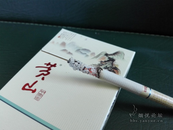 黄山(中国画)最新版细支烟品鉴:包装简洁素雅 口感甜润适口