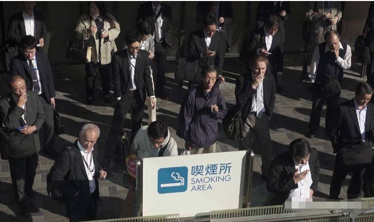 吸烟室全部取消之后,做贼式吸烟开始流行?