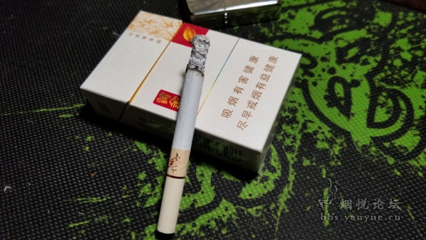 黄金叶小黄金包装口感品鉴:调香偏向自然清新 吃味饱满柔和 品吸过程比较愉悦