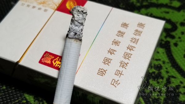 黄金叶小黄金包装口感品鉴:调香偏向自然清新 吃味饱满柔和 品吸过程比较愉悦