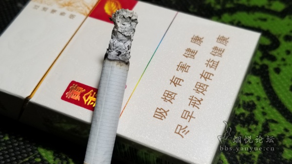 黄金叶小黄金包装口感品鉴：调香偏向自然清新 吃味饱满柔和 品吸过程比较愉悦