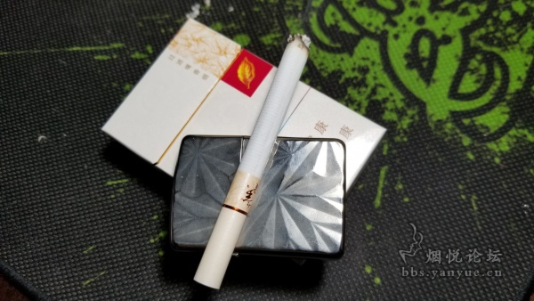 黄金叶小黄金包装口感品鉴:调香偏向自然清新 吃味饱满柔和 品吸过程比较愉悦