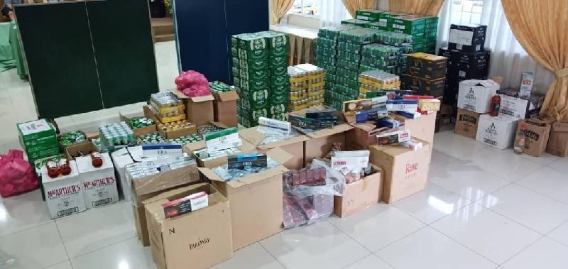 楼上囤货 逃税逾9万.商店走私烟酒