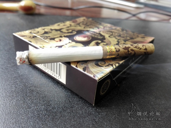 【口感品鉴】硬盒宽版黄鹤楼漫天游好抽吗?烟气流畅度一般,香气教弱