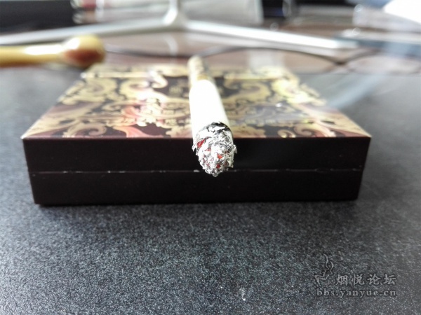 【口感品鉴】硬盒宽版黄鹤楼漫天游好抽吗?烟气流畅度一般,香气教弱