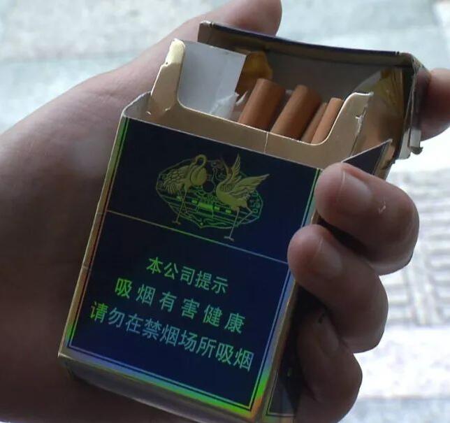 举报烟酒行卖假烟 烟草部门突查售假