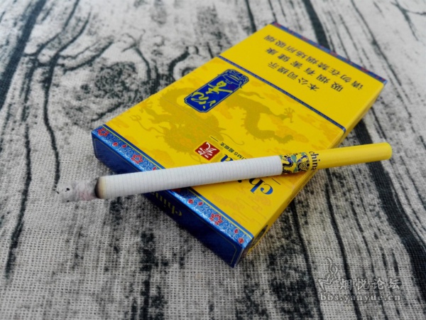 金圣china瓷(沉香细支)包装设计口感品鉴:皇家色调、金龙造型,烟气细腻、味道清盈