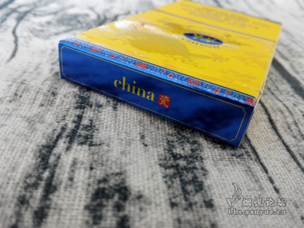 金圣china瓷(沉香细支)包装设计口感品鉴:皇家色调、金龙造型,烟气细腻、味道清盈