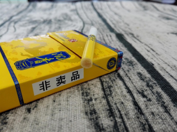 金圣china瓷(沉香细支)包装设计口感品鉴:皇家色调、金龙造型,烟气细腻、味道清盈