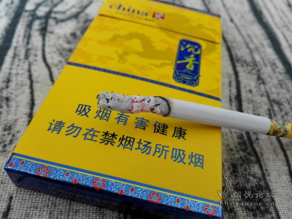 金圣china瓷(沉香细支)包装设计口感品鉴:皇家色调、金龙造型,烟气细腻、味道清盈