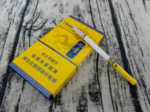 金圣china瓷(沉香细支)包装设计口感品鉴:皇家色调、金龙造型,烟气细腻、味道清盈