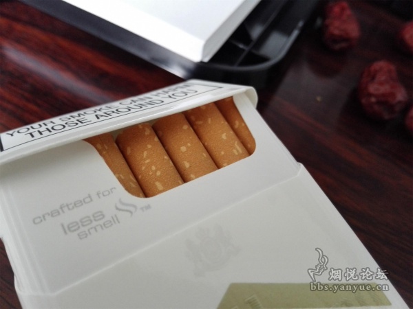 南非免税万宝路(CN码硬白金)评测:灼热感不强,刺激性很小