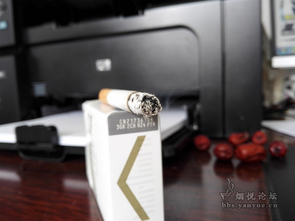 南非免税万宝路(CN码硬白金)评测:灼热感不强,刺激性很小