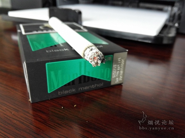 印尼产台湾免税黑绿硬包万宝路(黑冰万)品鉴:薄荷浓腻度不高 烟气通透 凉感适度