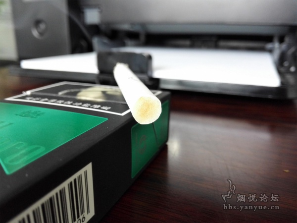 印尼产台湾免税黑绿硬包万宝路(黑冰万)品鉴:薄荷浓腻度不高 烟气通透 凉感适度