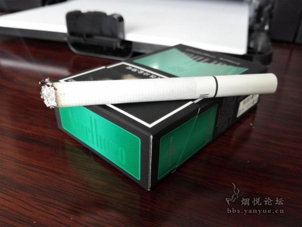 印尼产台湾免税黑绿硬包万宝路(黑冰万)品鉴:薄荷浓腻度不高 烟气通透 凉感适度