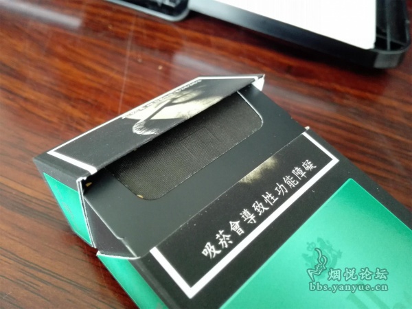 印尼产台湾免税黑绿硬包万宝路(黑冰万)品鉴:薄荷浓腻度不高 烟气通透 凉感适度