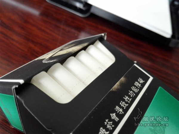印尼产台湾免税黑绿硬包万宝路(黑冰万)品鉴:薄荷浓腻度不高 烟气通透 凉感适度