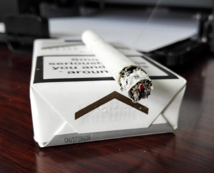 塞尔维亚生产(CN码)的软白金万宝路品鉴:吸食过程自然协调 气味纯净无呛痒和灼热感