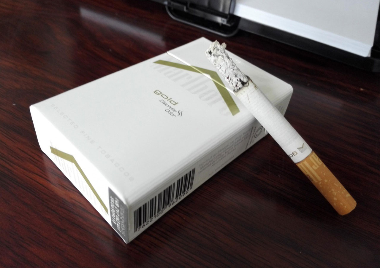 完税版几内亚万宝路(硬白金)品鉴:烟气硬朗和浓烈 满足感均匀平稳