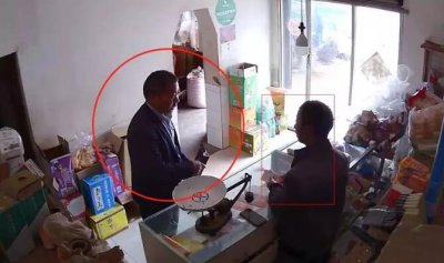宣威男子在小卖部掉包印象烟 被监控拍下