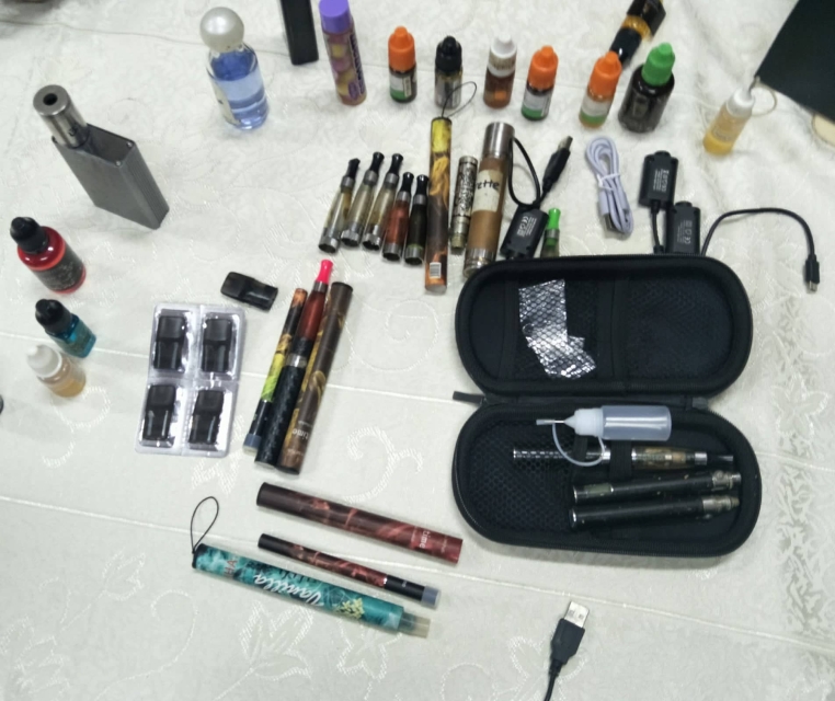 抽电子烟其实不酷!危害不输香烟