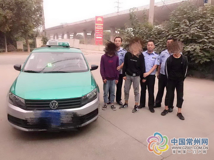 方玉平(右3)和两名警务人员将3名嫌疑人抓获